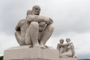 Sculture in granito di due uomini nudi seduti schiena contro schiena; scultura di due donne sul retro scultura nel Frogner Park, Oslo, Norvegia