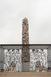 Cancelli in ferro battuto Uomini Nudi e il Monolite delle Persone in granito nel Frogner Park, Oslo, Norvegia