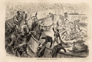 Un toro attraversa la barriera durante una corrida a Valencia