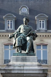 Statua di Alexandre Dumas (1802-1870), scrittore francese, autore dei Tre Moschettieri e del Conte di Montecristo (Monte Cristo), scultura in bronzo di Gustave Doré (1832-1883). Fotografia, KIM Youngtae, Parigi.