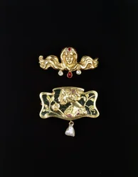 Una spilla Art Nouveau di Gustave-Roger Sandoz, e una spilla Art Nouveau in metallo sagomato con plique a jour e una perla pendente, spilla color oro e pietre preziose