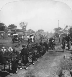 Processione funebre cinese, portando cibo per lo spirito defunto, Pechino, Cina, 1901