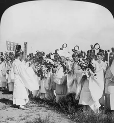 Sacerdoti shintoisti in una processione funebre per le vittime di Hitachi Maru, Tokyo, Giappone