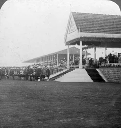 La regina Maria 1867-1953 presenta premi a un torneo militare, Delhi, India, inizio XX secolo