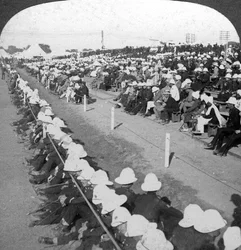Guardando una partita di calcio tra i reggimenti Lancashire Fusiliers e Border, Delhi, 1910