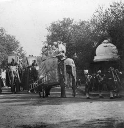 Una principessa punjabi in una processione di elefanti, Delhi, India