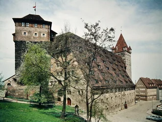Vista del Mauthalle, originariamente costruito come magazzino di grano c.1500