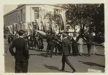 La polizia sequestra gli striscioni delle suffragette prima che raggiungano il Senato degli Stati Uniti