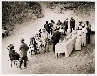 Visitatori Distinti che Prendono Rinfreschi Vicino alla Tomba di Tutankhamon all