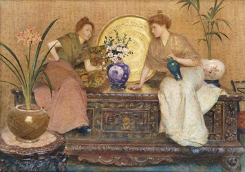 Due signore sedute su un baule accanto a un vassoio di Cairo Ware e un vaso di fiori