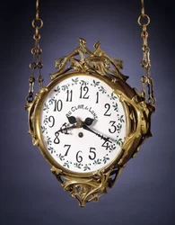 Un orologio a doppio quadrante da appendere