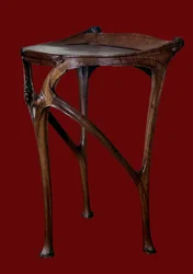 Art Nouveau: tavolo in legno di pero realizzato da Hector Guimard