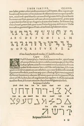 Alfabeto tebano (alfabeto onoriano o Rune di Onorio) e Alfabeto celeste (Scriptura Malachim o scrittura angelica), incisione dal De occul di Heinrich Cornelius Agrippa von Nettesheim (1486-1535)
