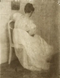 Mary Warner su una sedia bianca, c.1910