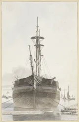 Nave a vela vista di fronte in un porto di legname