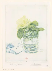 Lettera accanto a un vaso con rosa