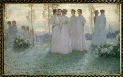 La domenica, donna vestita di bianco che parla in un giardino