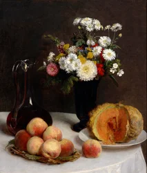 Natura morta con fiori, frutta e contenitori per il vino.