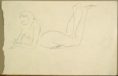 Ragazza nuda sdraiata sul pavimento