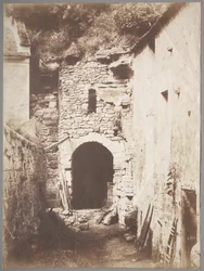 Dietro la Fattoria Troglodita