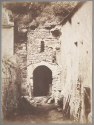 Dietro la fattoria troglodita