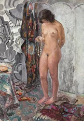 Nudo in piedi con una collana