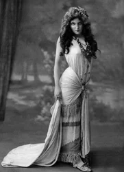 Attrice francese Christiane Mancini come Aiescha nella commedia "Les hommes de proie", Champigny, Francia, foto di Henri Manuel dal giornale francese "Le Theatre" settembre 1907