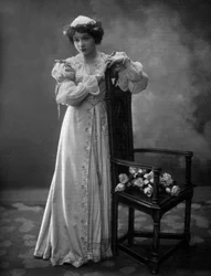 Comica francese Lilian Greuze come Solange de Mautpre nella commedia "Les bouffons", foto di Henri Manuel dal giornale francese "Le Theatre" marzo 1907