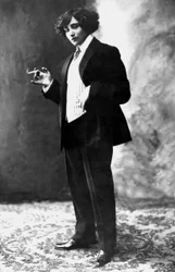 La scrittrice francese Colette (1873-1954) in abito maschile mentre fuma, fotografata da Henri Manuel, ca. 1909