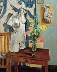 Il busto in gesso, un bouquet di fiori
