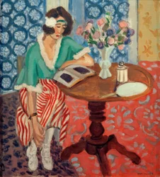Donna che legge a un tavolo ((in abito a righe verdi e rosse))