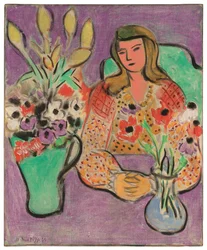 Giovane donna con anemoni su sfondo viola