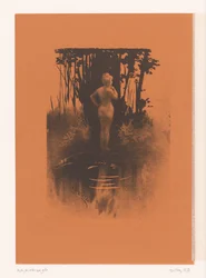 Donna che fa il bagno nella natura