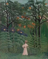 Donna che cammina in una foresta esotica