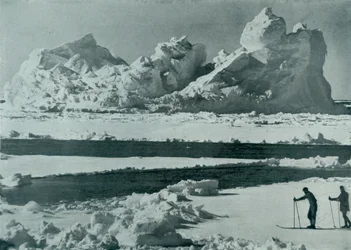 Un iceberg che si rompe nel pack, c1910-1913, 1913