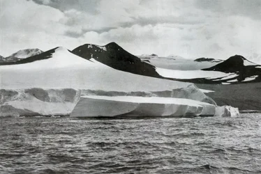 Un iceberg che si stacca da un ghiacciaio a Cape Crozier, c1911, 1913