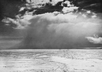 Una bufera in arrivo sul ghiaccio marino, c1910-1913