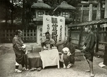 Una chiromante al Tempio di Inari, 1910