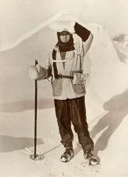 Capitano Scott con il portafoglio in cui portava i suoi diari di slittamento, c1910-1911, 1913