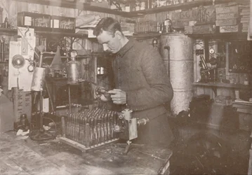 Dr. Simpson nel suo laboratorio, 21 dicembre 1911, 1913