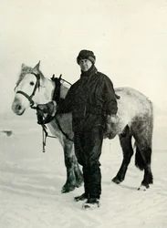 Dr. Wilson e Pony Nobby, c. 1911, 1913