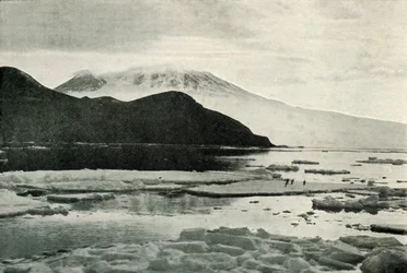 Entrando nel McMurdo Sound - Capo Bird e Monte Erebus, c1910-1913