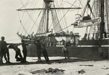Sbarco di una slitta a motore, c1910-1913