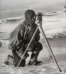 Tenente E. R. G. R. Evans che rileva con il teodolite da quattro pollici, ottobre 1911