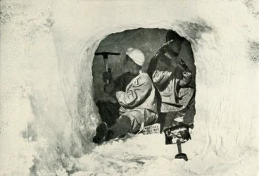 Tenente Evans e Nelson che scavano una grotta per la conservazione a freddo, 12 gennaio 1911