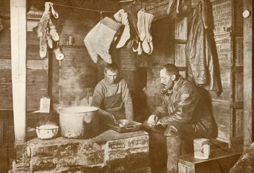 Meares e Demetri alla stufa di grasso nella Discovery Hut, 3 novembre 1911