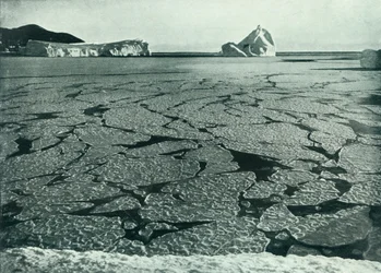 Formazione di ghiaccio a frittella al largo di Cape Evans, c1910-1913, 1913