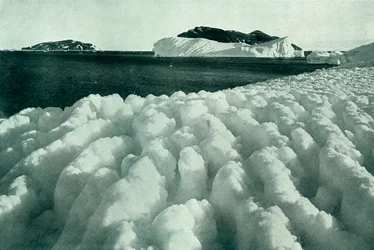 Cresta di ghiaccio dopo una bufera di neve, c1910-1913, 1913