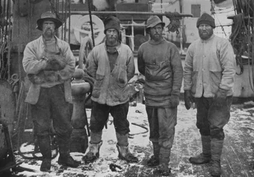 Il secondo gruppo occidentale il giorno in cui furono raccolti dalla nave