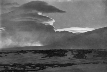 Nuvole a forma di balena sopra il Monte Erebus